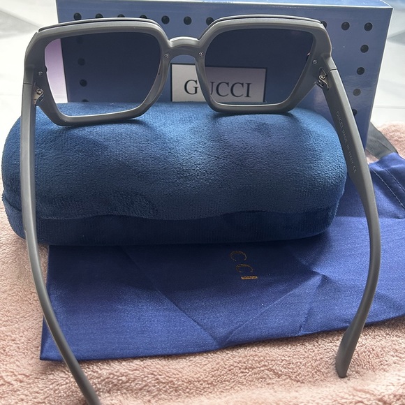 Gucci Grey Square Frame Sunglasses - Picture 6 of 8